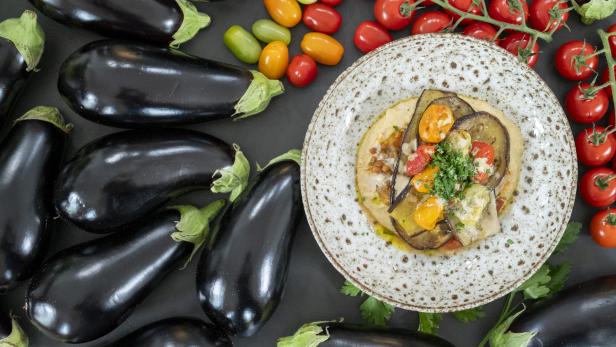 Gartenfrisch aus dem Kochsalon: Geschmorter Melanzani-Linsensalat auf Hummus