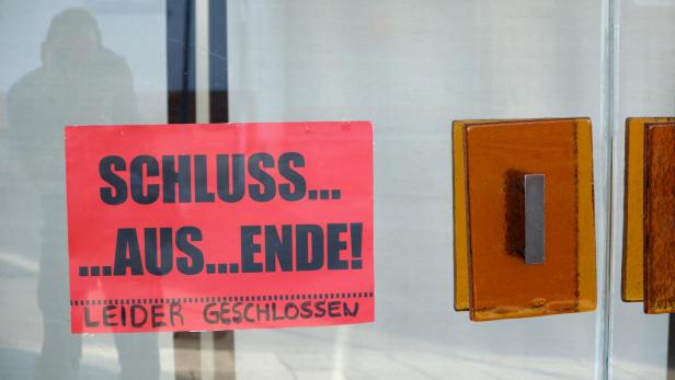 Sign on door of department store informing about closing down