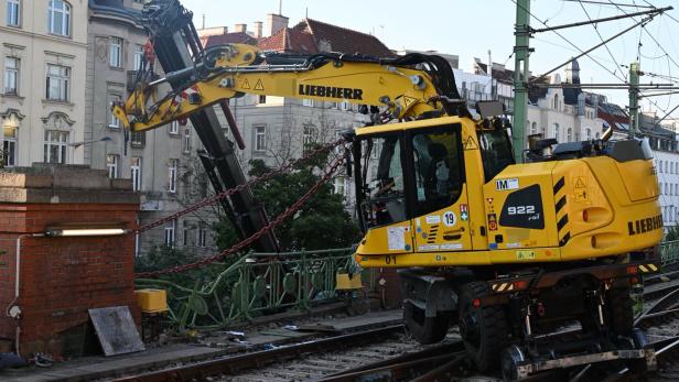 Kran umgekippt: Linie U6 fährt wieder