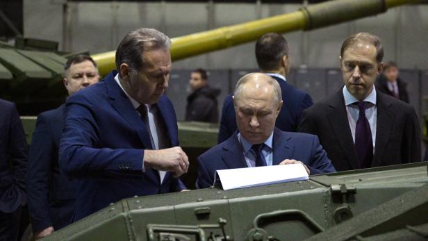 Russlands Präsident Wladimir Putin beim Besuch einer Panzerfabrik in Nischni Tagil im Februar 2024
