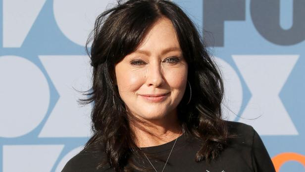 Shannen Doherty vor einem FOX-Hintergrund.