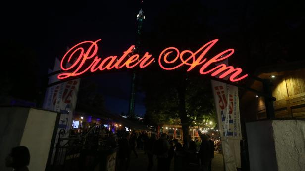 Der Eingang zur Prater Alm mit dem beleuchteten Schriftzug im Wiener Prater.