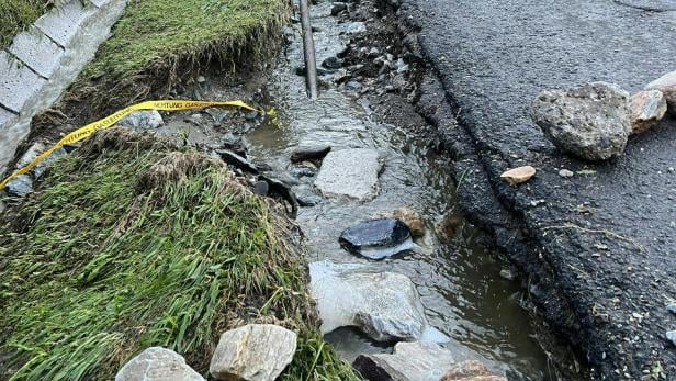 Die Drainage beim Nachbarn flutet mein Grundstück, kann ich die Reparatur erzwingen?