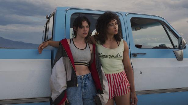 Lou (Kristen Stewart, links) und Bodybuilderin Jackie (Katy O&#039;Brian) träumen vom Ausbruch aus der Enge der Kleinstadt.