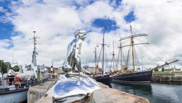 Die Skulptur „Han“ in Helsingør, mit Schiffen im Hintergrund.