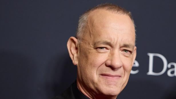 Tom Hanks Der Oscar-Preisträger kam im Jahr 2000 auf Motivsuche für eine TV-Serie nach Salzburg. Als er mit seiner Crew zum Essen in den Sacher Wintergarten kam, wollte er unbedingt unerkannt bleiben. Er zog sich eine Mütze tief ins Gesicht und blieb tatsächlich inkognito. Später bedankte er sich für die Diskretion Porträt Tom Hanks