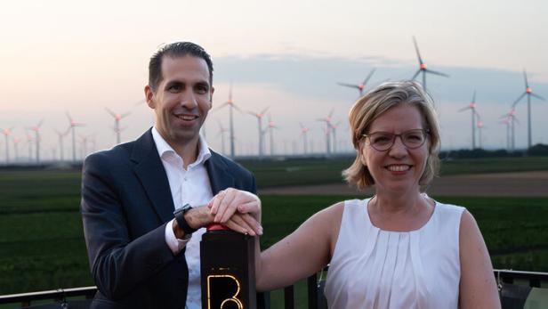 Energie Burgenland-Vorstand Stephan Sharma und Klimaschutzministerin Gewessler betätigen symbolisch den Ausschaltknopf.