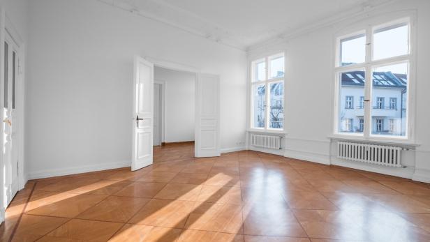 Leere Wohnung mit Holzboden