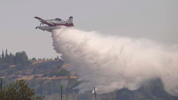 Symbolbild: Brände werden mit Flugzeug gelöscht