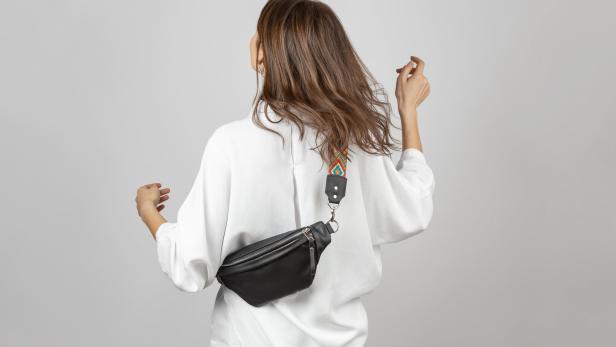 Frau trägt ihre Crossbody-Bag diagonal über dem Brustkorb.