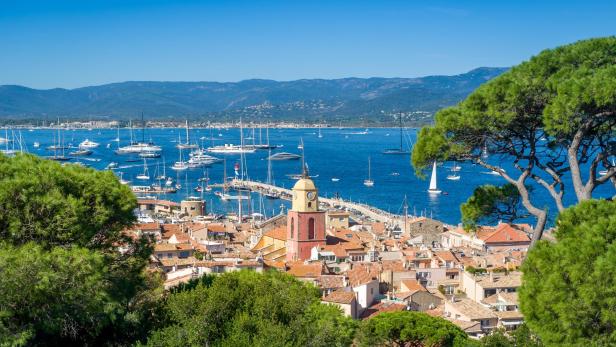 Blick auf Saint-Tropez mit dem Hafen voller Boote und Yachten.
