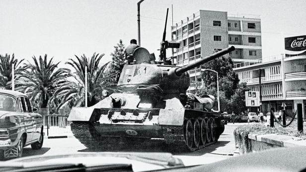 Griechischer Panzer in Nikosia nach dem türkischen Einfall