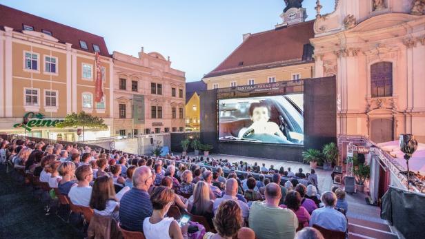 Eine Open-Air-Vorführung von „Cinema Paradiso“ in St. Pölten mit großem Publikum.