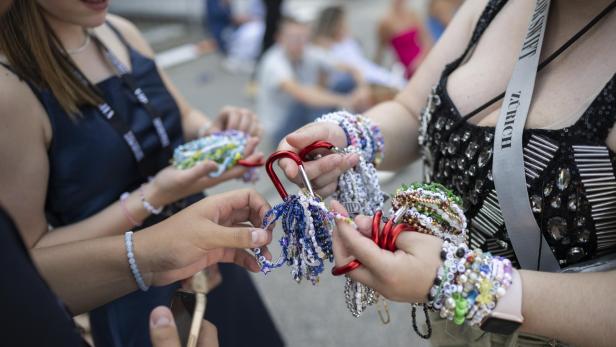 Taylor Swift fans wait for start of concert in Zurich Taylor Swift fans wait for start of concert in Zurich