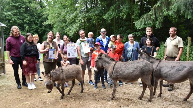 Eselfohlen Mogli ließ Taufzeremonie gelassen über sich ergehen