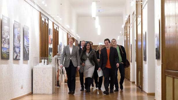 Das Team rund um Maria Vassilakou beim Starts der rot-grünen Koalitionsverhandlungen im Rathaus.