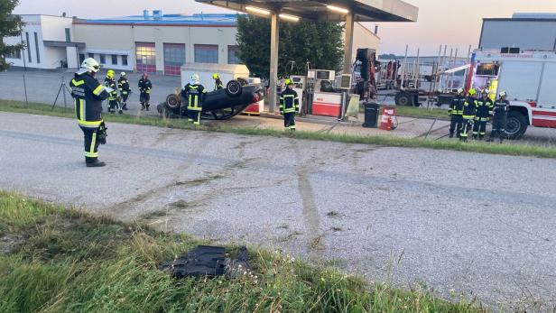 Unfallwagen wurde in die Tankstelle katapultiert