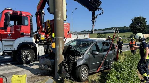 Purgstall: Auto rammte Ampelmast auf Erlauftalkreuzung