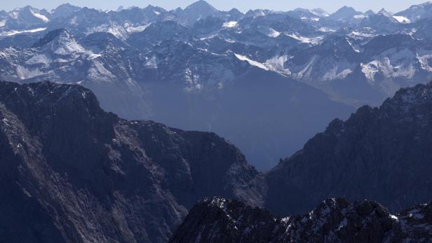 Warm weather on Germany's highest mountain Zugspitze in late September