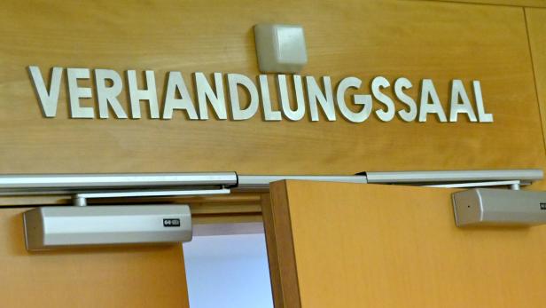 Schriftzug Verhandlungsaal in Wiener Gericht