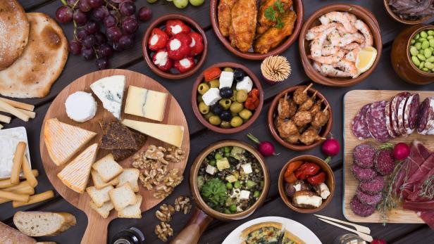 Ein Tisch mit spanischen Tapas.