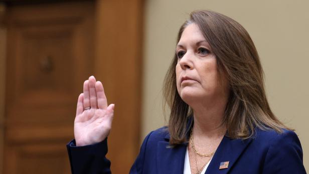 Eine Frau mit erhobener Hand leistet einen Eid.