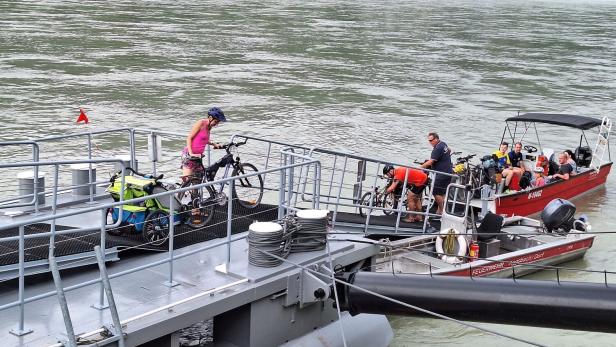 Über 250 Radfahrer und Fußgänger nutzten am ersten Tag das Fährboot