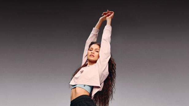 Zendaya wirbt für On-Schuhe.