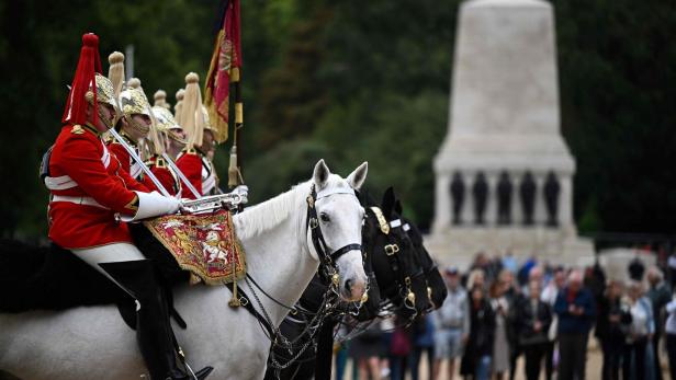 BRITAIN-ROYALS-QUEEN-DEATH "Beware Horses may bite": Touristin von King's Guard-Pferd gebissen