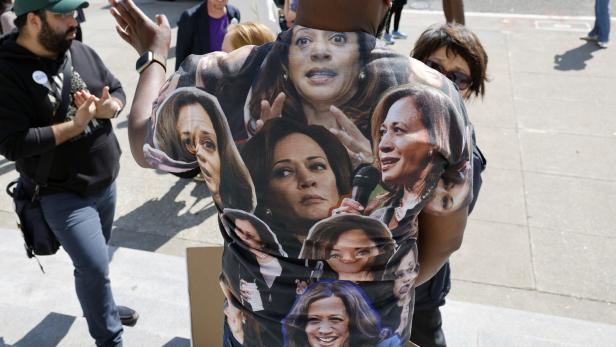 Ein Unterstützer von Vizepräsidentin Kamala Harris mit einem Hemd, auf dem Bilder von Harris aufgedruckt sind, vor dem Rathaus von San Francisco in Kalifornien, 22. Juli 2024. 