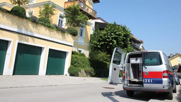 APA13640586-2 - 10072013 - GMUNDEN - ÖSTERREICH: ZU APA 044 CI - Ein Fahrzeug der Polizei steht am Dienstag, 9. Juli 2013, am Tatort in Gmunden. Eine 51-jährige Frau ist in Gmunden von einem Unbekannten schwer verletzt und möglicherweise auch vergewaltigt worden. Die Unternehmerin lag lebensgefährlich verletzt zwei Tage in ihrem Garten, bevor sie gefunden wurde. Sie wurde im Spital in künstlichen Tiefschlag versetzt. APA-FOTO: SALZI.AT