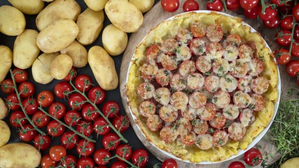 Gartenfrisch aus dem Kochsalon: Paradeiser-Quiche mit Erdäpfelkruste 