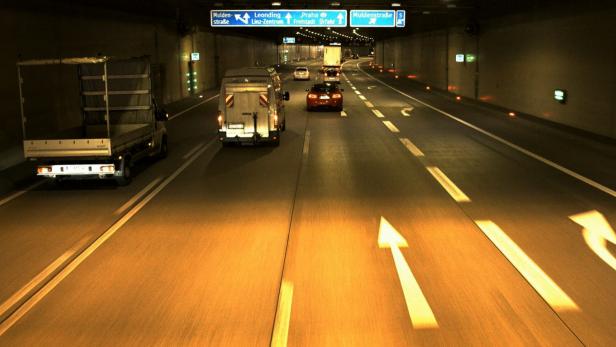 Sperre des Tunnels Bindermichl bei Linz: Fahrbahn wird "griffiger"