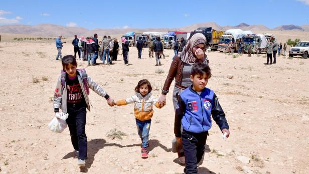 Syrische Flüchtlinge passieren den Grenzübergang al-Zamrani, 14. Mai 2024. Der Libanon, der 1,5 Mio. Syrer aufgenommen, setzt auf "freiwillige" Rückkehr. NGOs kritisieren Festnahmen und Zwang.