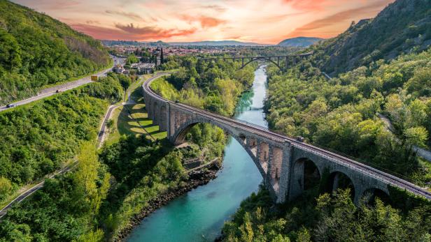 Die Brücke in Solkan führt über den Fluss Soča.