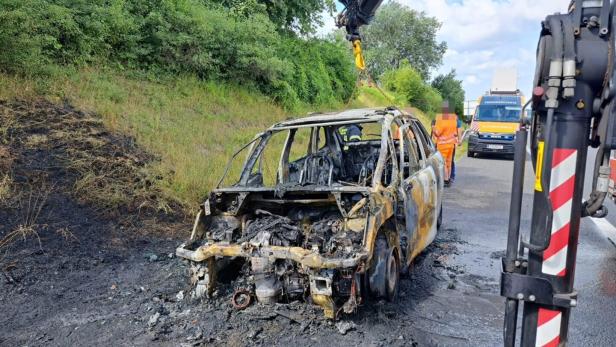 Insassen flüchteten vor Flammen: Pkw brannte auf der A1 völlig aus