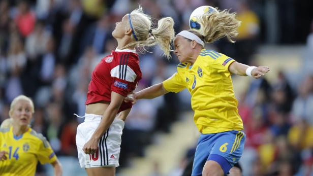 epa03783257 Denmark&#039;s Pernille Harder, left, and Sweden&#039;s Sara Thunebro fight to head the ball during the UEFA Women&#039;s EURO 2013 soccer match between Sweden and Denmark in Goteborg, Sweden, 10 July 2013. EPA/ADAM IHSE SWEDEN OUT