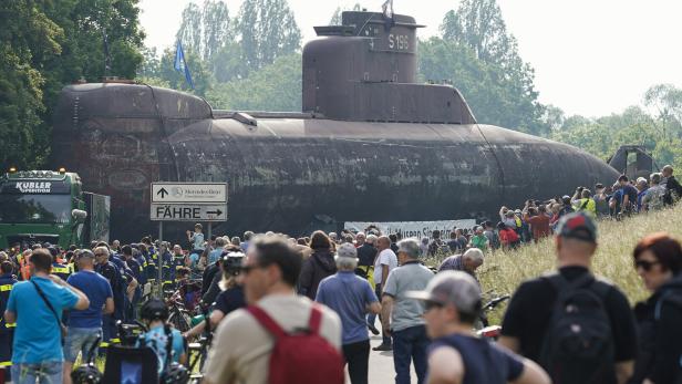 Was ein 350 Tonnen schweres U-Boots im Vorgarten macht