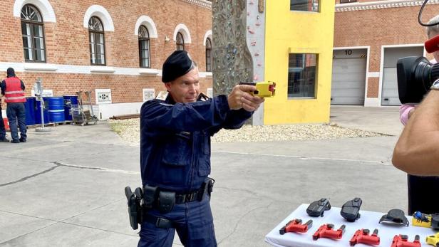 Taser-Offensive der Polizei: Neue Waffen und Lichtmodule im Einsatz
