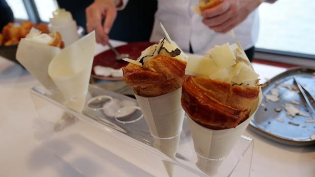 Croissants mit pochiertem Ei, Artischockencreme, Käse und Trüffel.