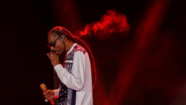 Snoop Dogg mit Joint auf einem Konzert
