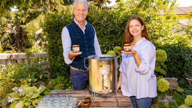 Power im Glas: Michael Miskarik und Bianca Pongracz mit der wertvollen Ernte der HDI LEBEN Bienen.