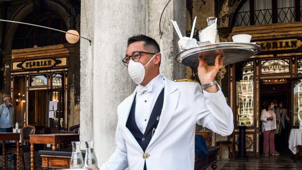 FILES-ITALY-HEALTH-VIRUS-LIFESTYLE-TOURISM-VENICE-CAFE FLORIAN Sommerhitze in Venedig: Caffè Florian bietet Kellner leichte Uniformen