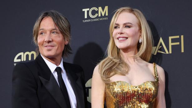 Keith Urban und Nicole Kidman halten Händchen auf dem roten Teppich.