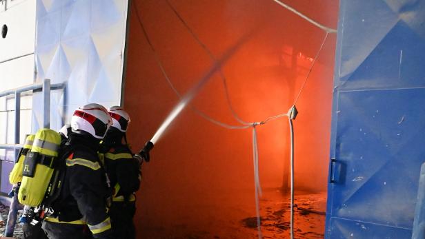 Betriebshalle in Wien-Floridsdorf stand in Flammen