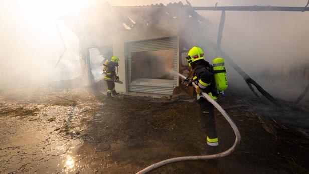 Großeinsatz der Feuerwehren: Haus und Hof standen in NÖ in Flammen