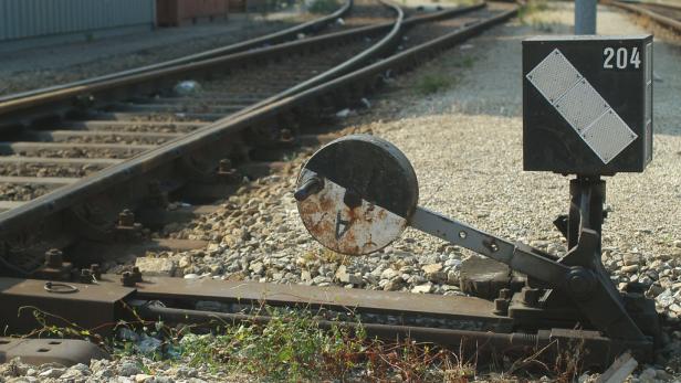 Schüler legten Steine auf Bahngleise