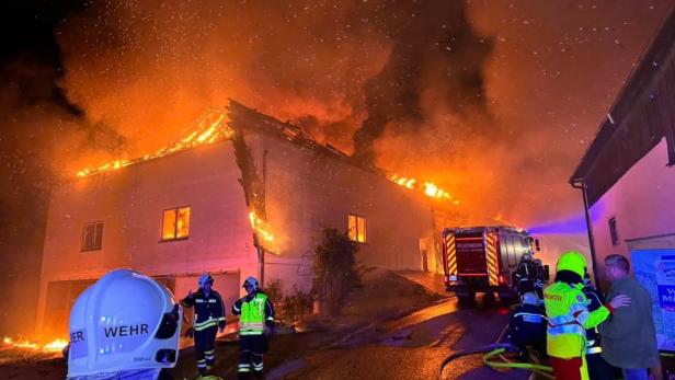 "Verheerender Brand": Bauernhof in St. Pölten stand in Flammen