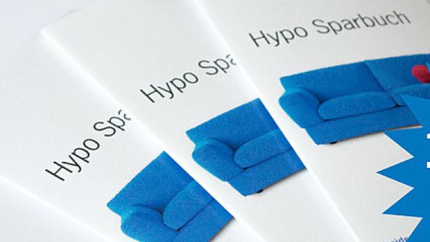 Mehrere Hypo Sparbücher liegen übereinander.