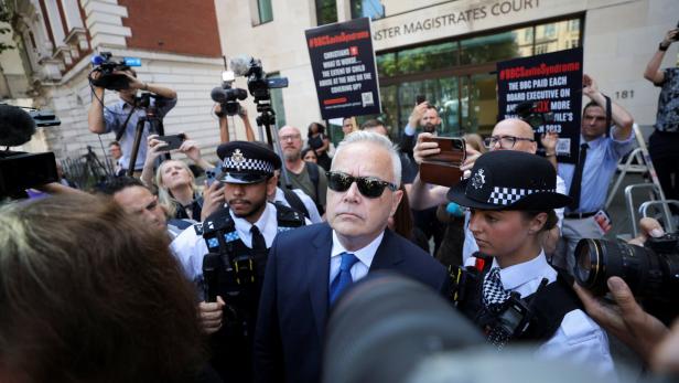 Court hearing as ex-BBC news presenter Huw Edwards charged with indecent child picture crimes, in London BBC-Skandal: Ex-Moderator Edwards räumt Schuld bei Minderjährigen-Bildern ein